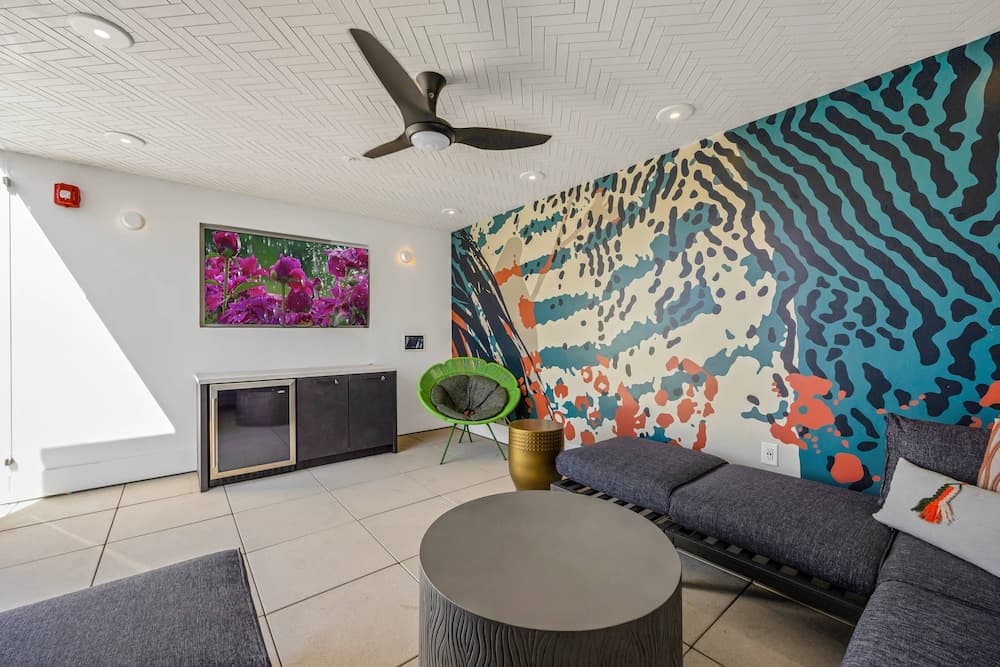 Luxury 2BR Hollywood Pool View by Oneluxstay interior in Los Angeles, CA — gallery photo 2