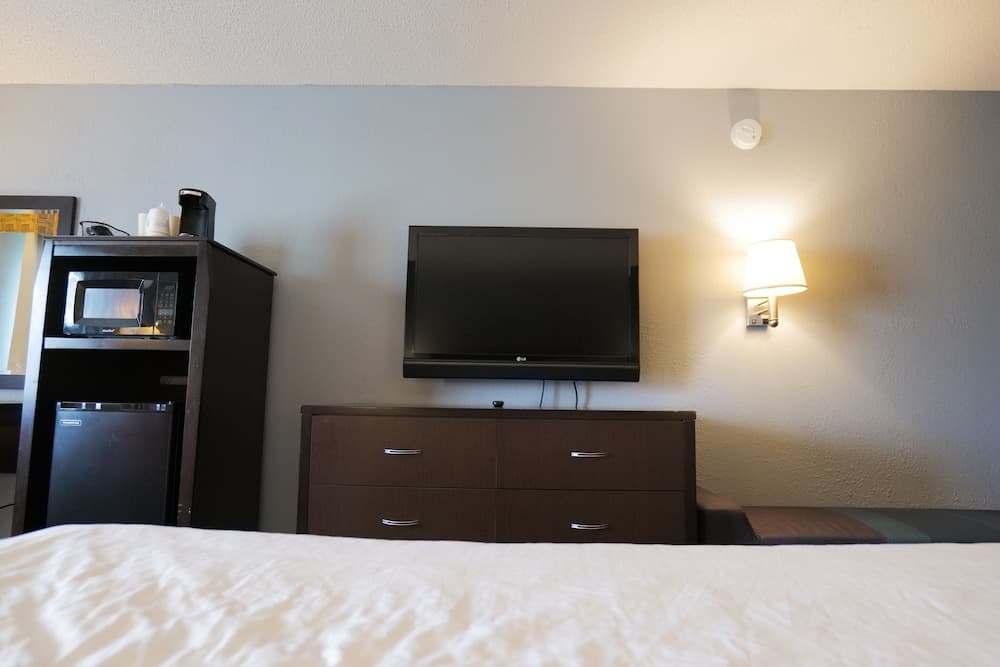 Baymont by Wyndham Flint Airport North gallery photo in Flint, MI — image 16