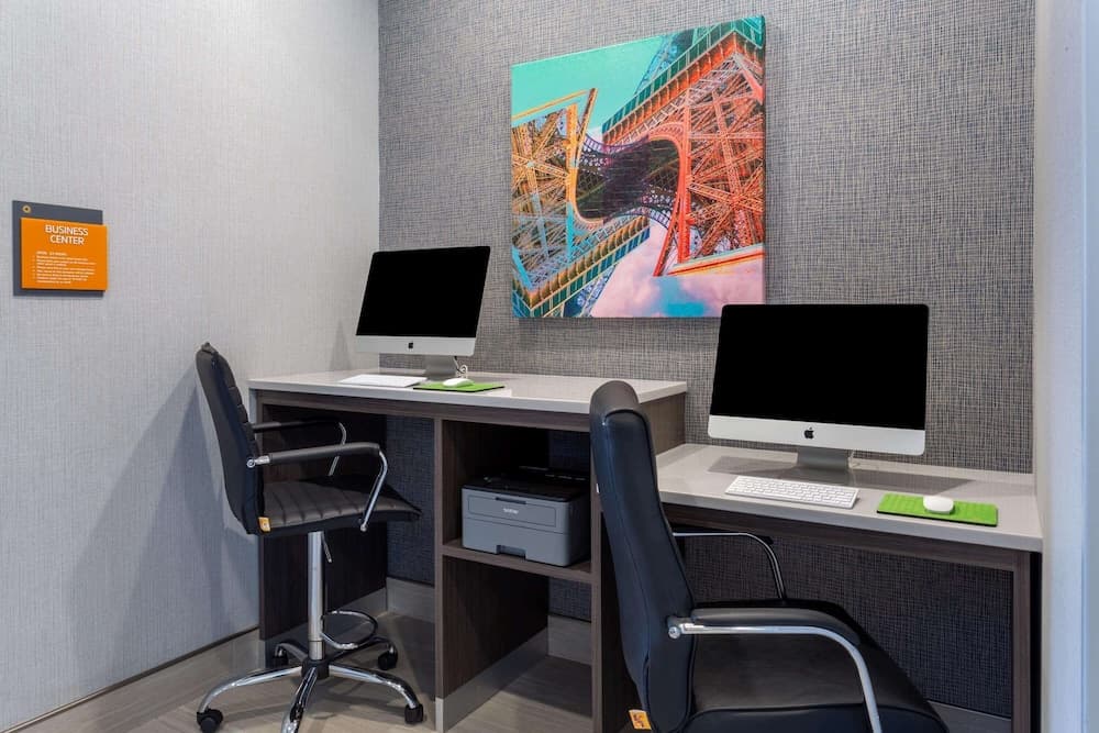 La Quinta Inn & Suites by Wyndham Shorewood gallery photo in Joliet, IL — image 19