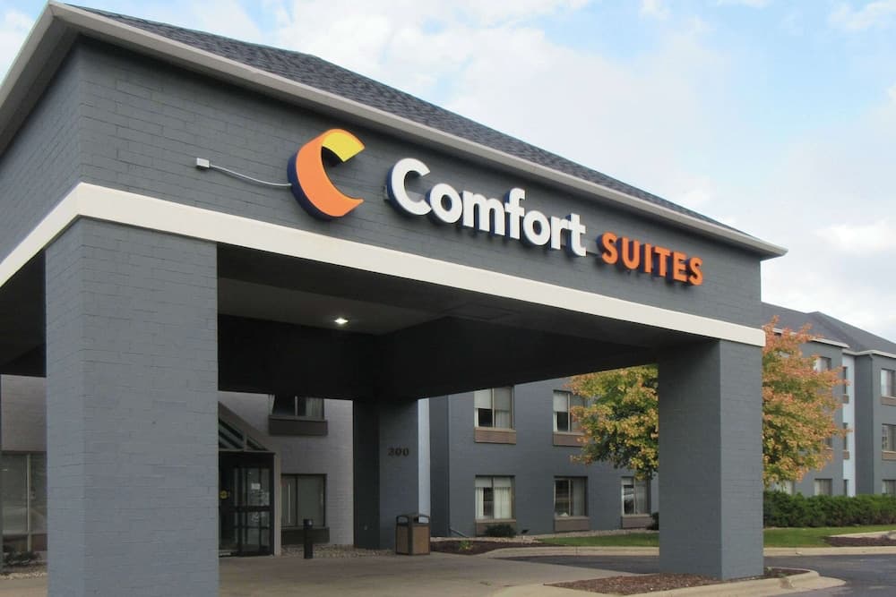 Comfort Suites Stevens Point featured exterior or lobby in Stevens Point, WI — similar hotel