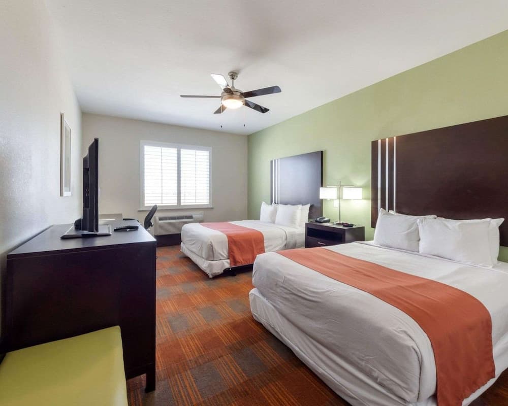 Garner Hotel Victoria - East by IHG interior in Victoria, TX — gallery photo 2
