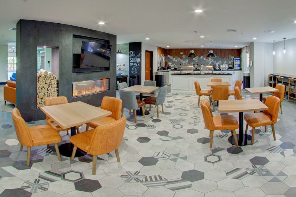 Comfort Suites Airport gallery photo in Newport News, VA — image 8