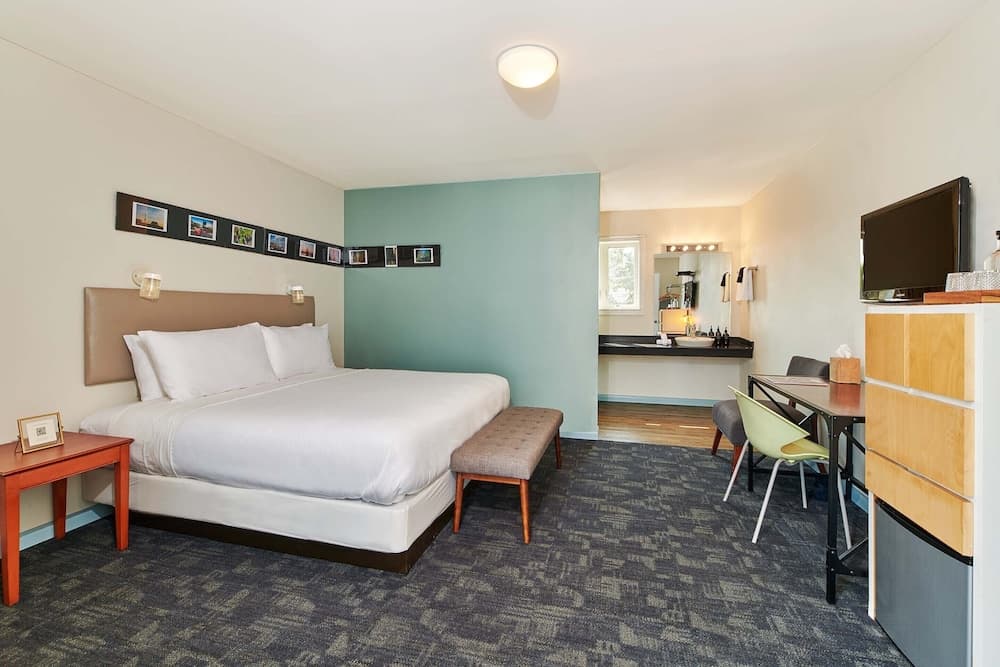 Greenporter Hotel interior in Greenport, NY — gallery photo 2
