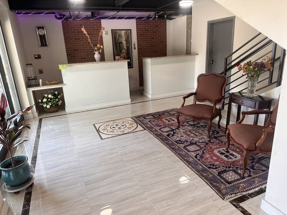 Lakeview Hotel interior in Kirkland, WA — gallery photo 2