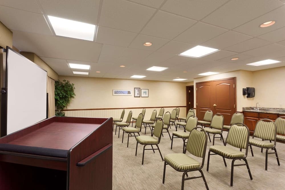 Country Inn & Suites by Radisson, Norman near University property views in Norman, OK — gallery photo 3