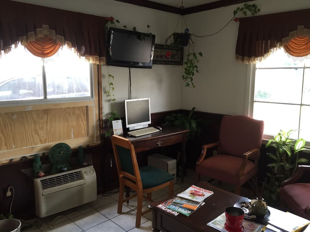 Scottish Inn & Suites interior in Perry, GA — gallery photo 2