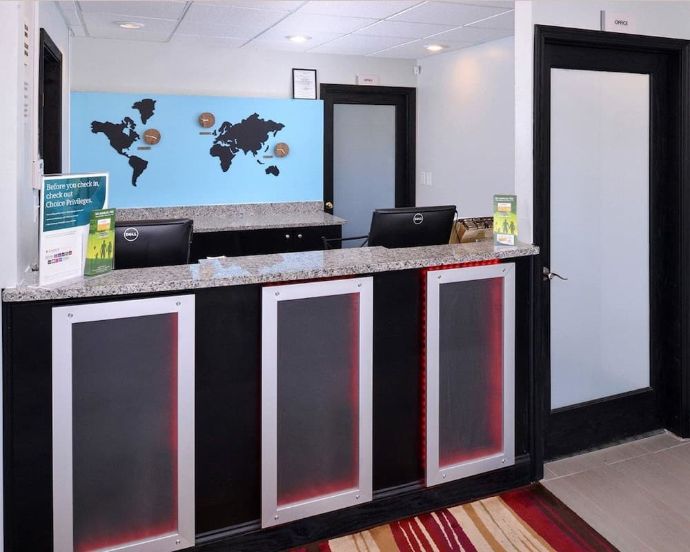 Econo Lodge Rochester I-90 & I-390 interior in Rochester, NY — gallery photo 2