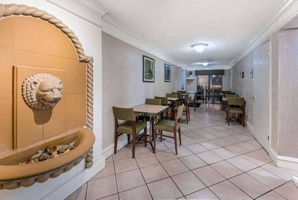 Townhouse Garden Inn & Suites San Antonio I 35 interior in San Antonio, TX — gallery photo 2