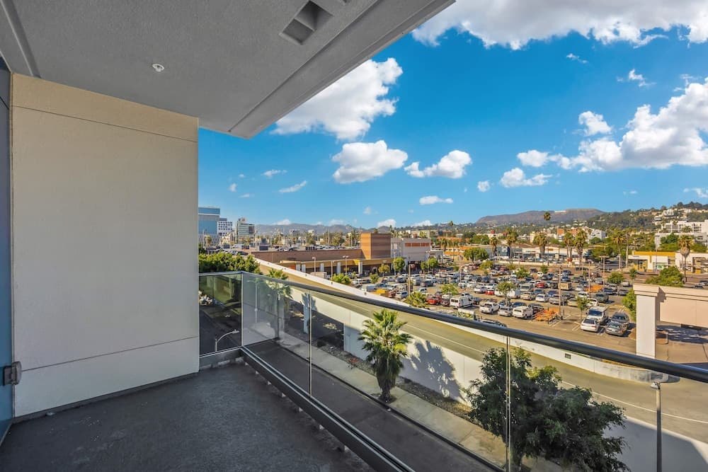 Luxury 3BR Hollywood Sign View by Oneluxstay interior in Los Angeles, CA — gallery photo 2