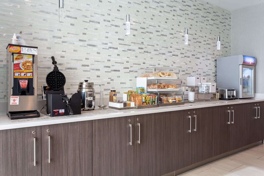 La Quinta Inn & Suites by Wyndham Shorewood gallery photo in Joliet, IL — image 12