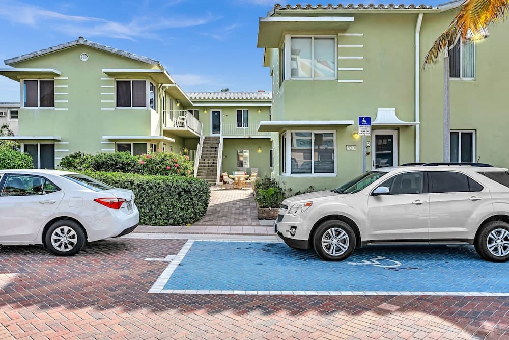 Sea Angel featured exterior or lobby in Hollywood, FL — similar hotel
