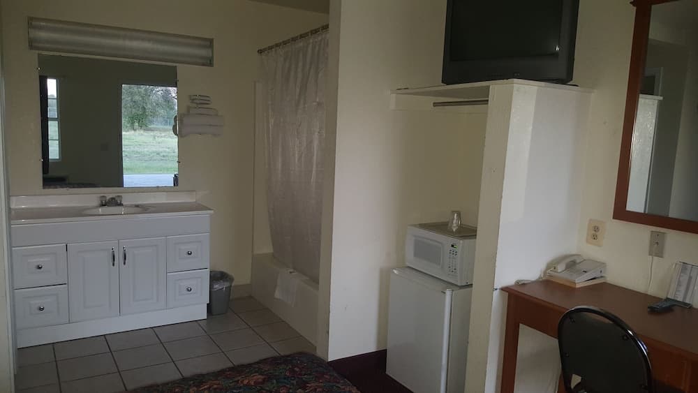 American Inn interior in Mount Vernon, TX — gallery photo 2