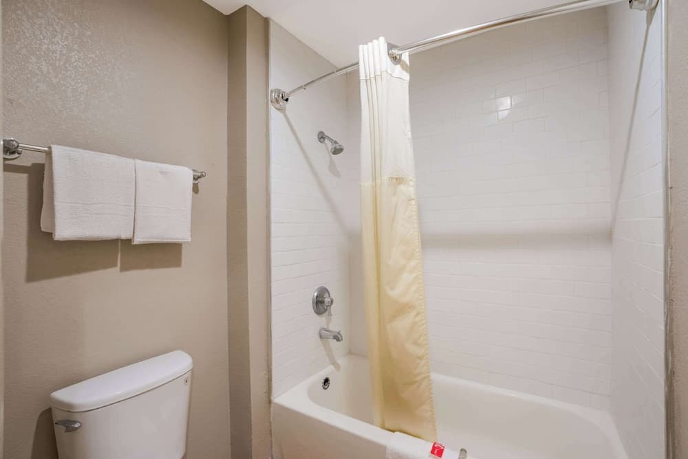 Econo Lodge Vallejo Fairgrounds interior in Vallejo, CA — gallery photo 2