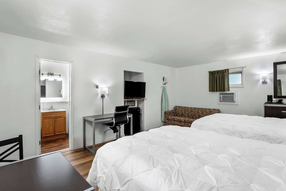 Americas Best Value Inn Jonesville Hillsdale property views in Jonesville, MI — gallery photo 3