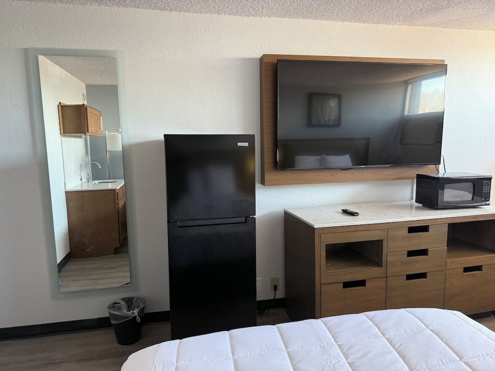 Suburban Studios Fairborn - Dayton property views in Fairborn, OH — gallery photo 3