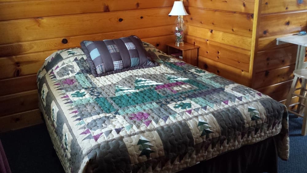 Bear Paw Inn property views in Michigamme, MI — gallery photo 3
