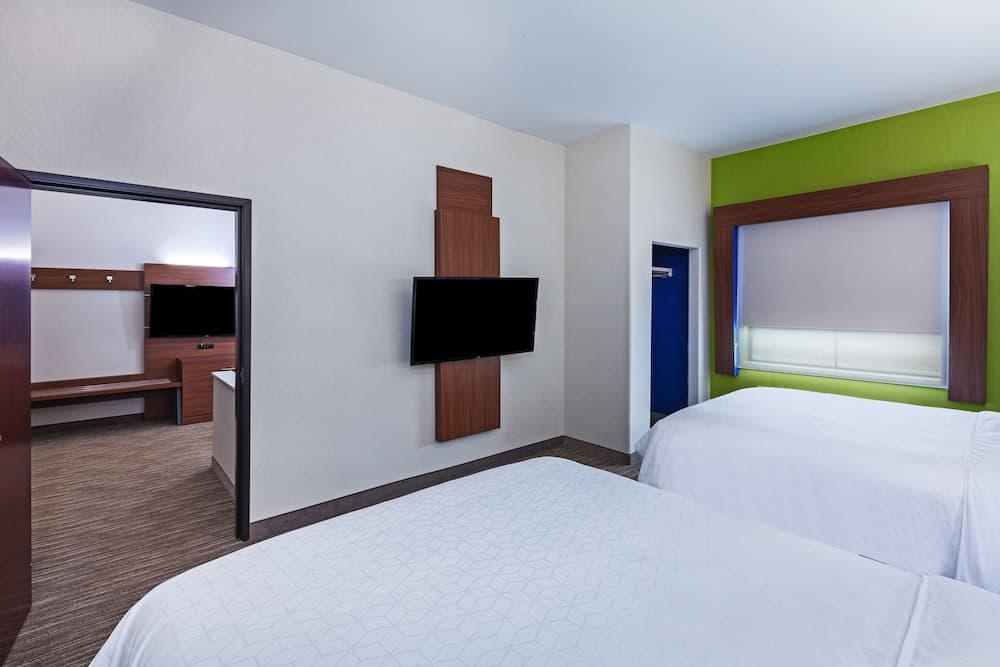 Holiday Inn Express and Suites Longview South I20 by IHG interior in Longview, TX — gallery photo 2