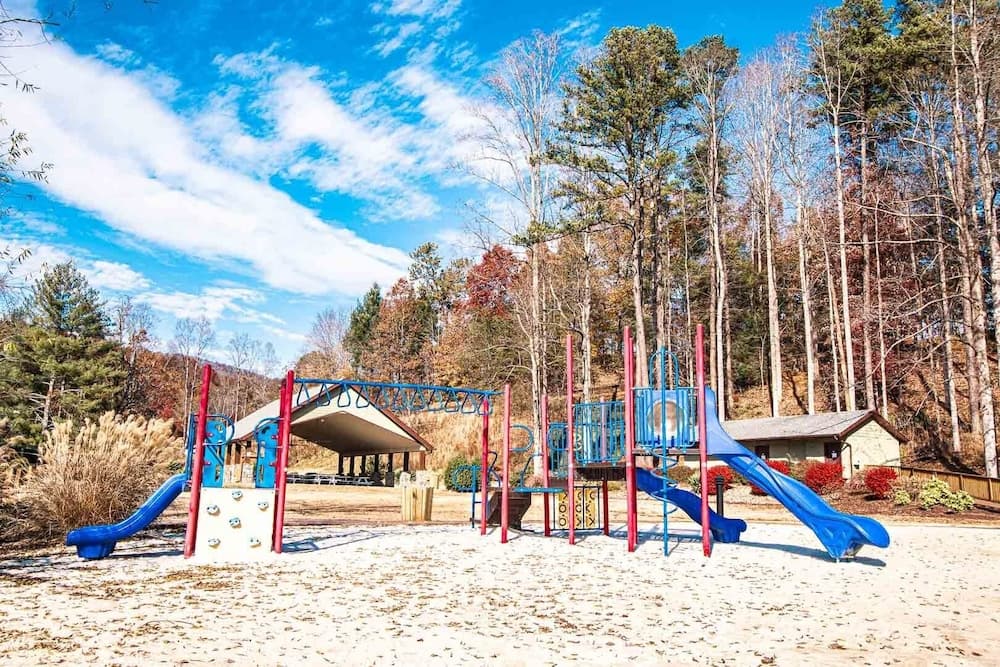 Mountain Loft Resort interior in Lake Lure, NC — gallery photo 2