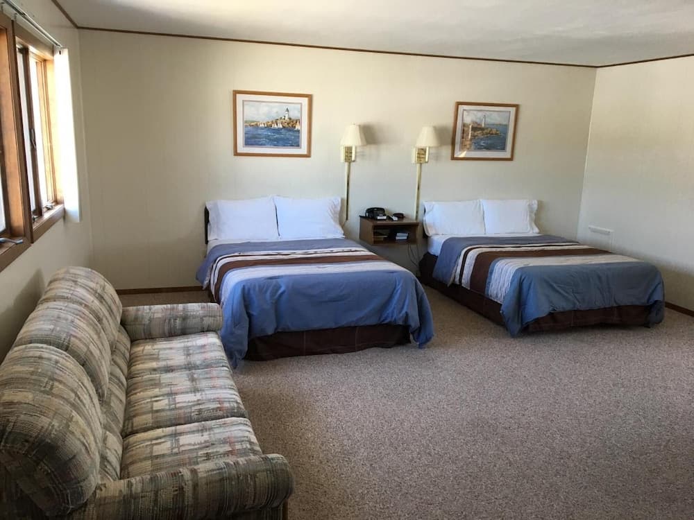 Coho Motel and Suites interior in Kewaunee, WI — gallery photo 2