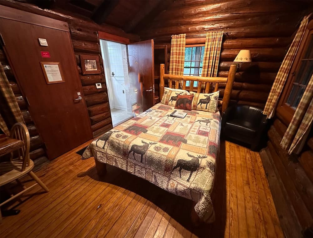 White Pines Lodge property views in Mount Morris, IL — gallery photo 3