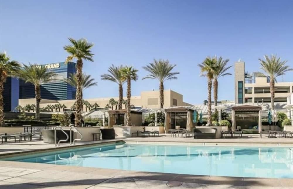 Premium Suite w/balcony at The Signature interior in Las Vegas, NV — gallery photo 2