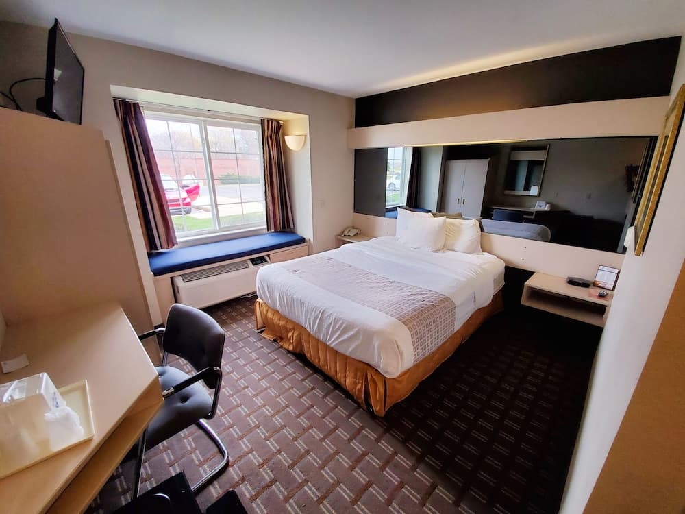 Americas Best Value Inn & Suites Racine gallery photo in Mount Pleasant, WI — image 4