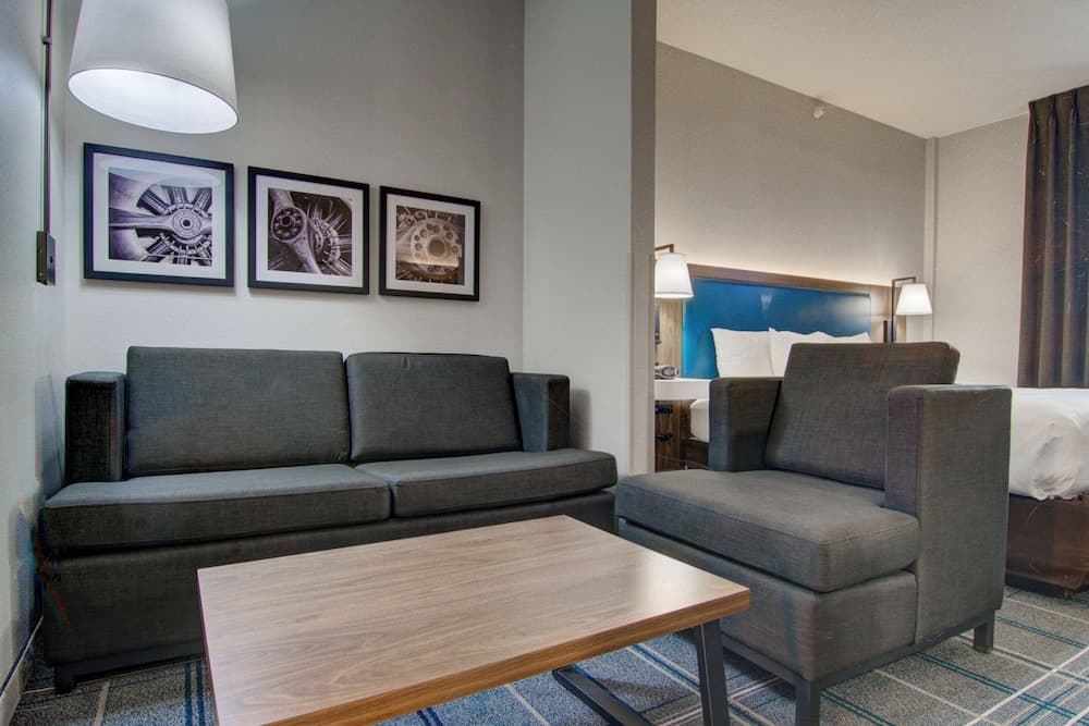 Comfort Suites Airport gallery photo in Newport News, VA — image 22
