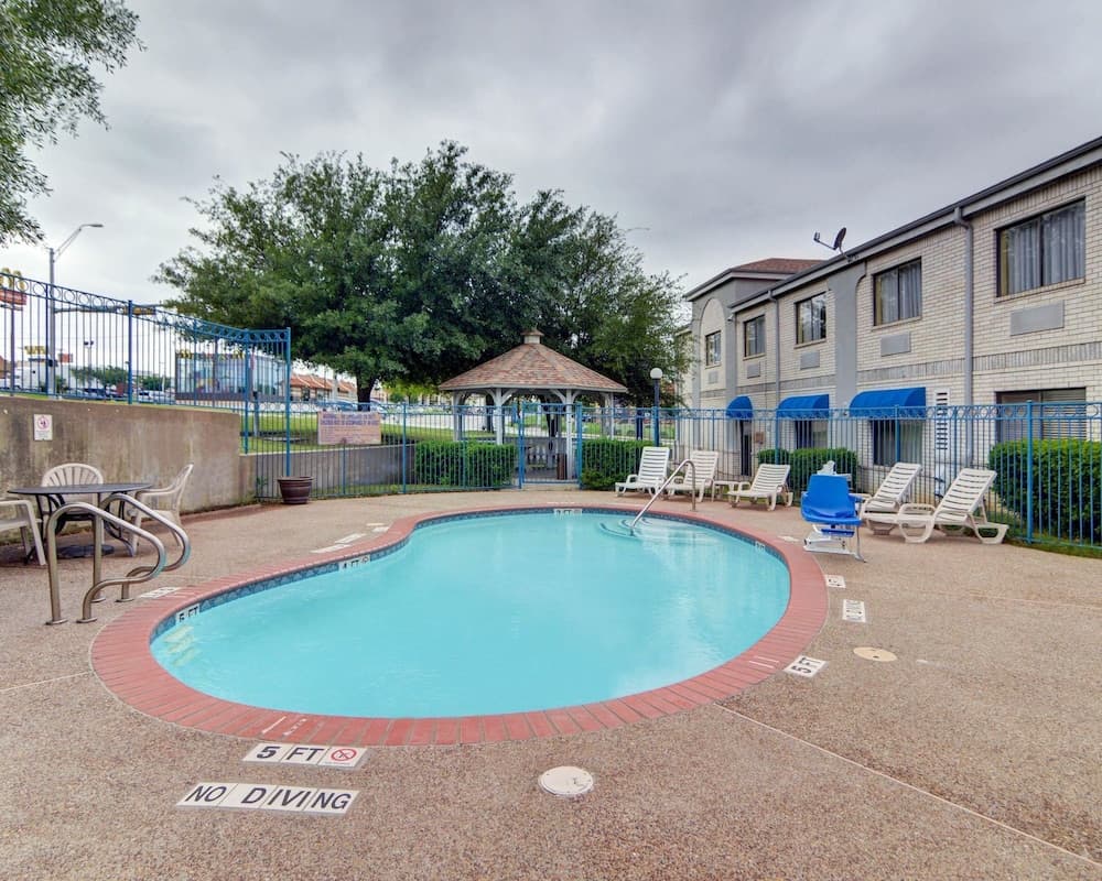 Quality Inn & Suites Grand Prairie South gallery photo in Grand Prairie, TX — image 7