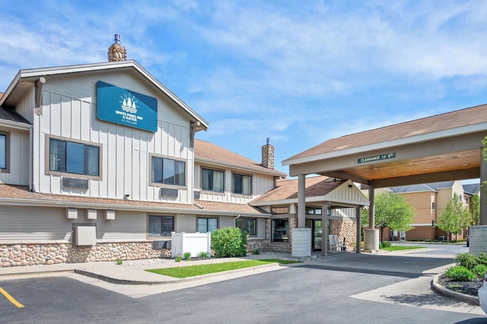 White Pines Inn & Suites gallery photo in Holland, MI — image 21