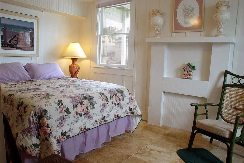 Sun N Fun Beachfront Vacation Rentals interior in Indian Shores, FL — gallery photo 2