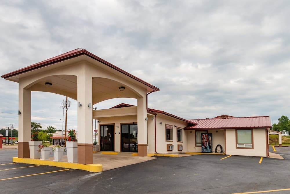 Red Roof Inn Buffalo, TX featured exterior or lobby in Buffalo, TX — similar hotel