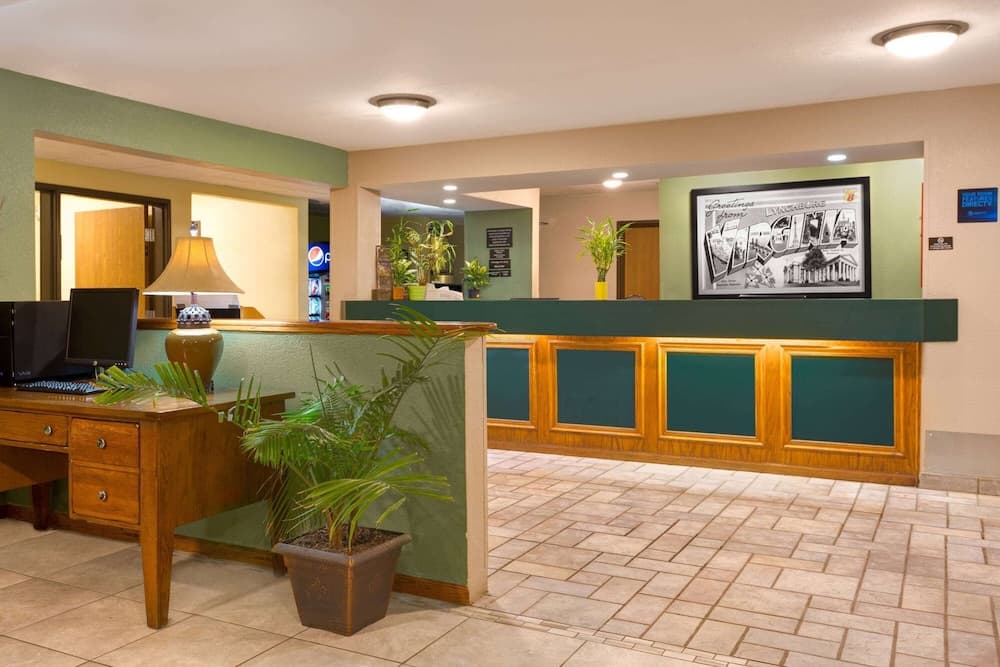 Super 8 by Wyndham Lynchburg VA interior in Lynchburg, VA — gallery photo 2