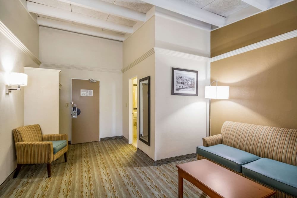 Quality Inn & Suites Kansas City - Independence I-70 East interior in Independence, MO — gallery photo 2
