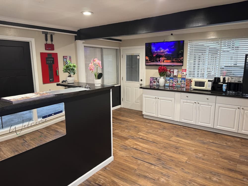 Oak Grove Inn interior in Branson, MO — gallery photo 2