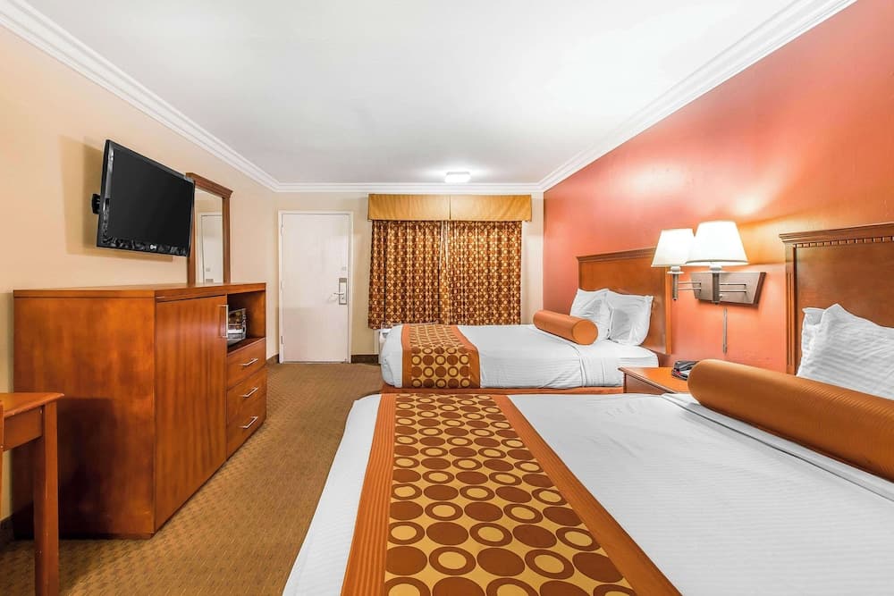 Rodeway Inn & Suites Canyon Lake-Menifee West gallery photo in Menifee, CA — image 27