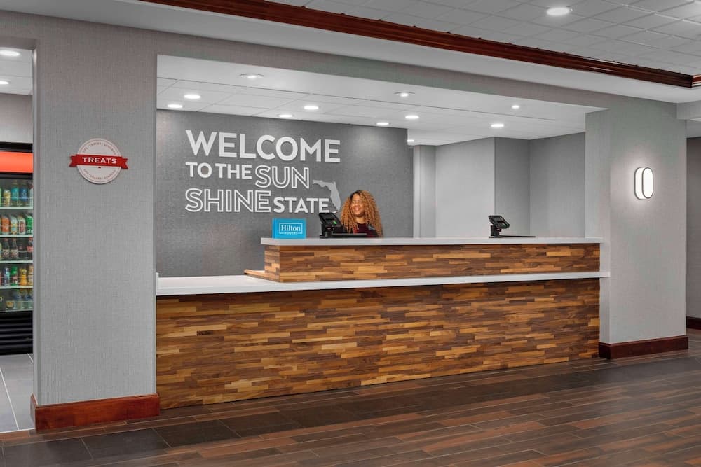 Hampton Inn & Suites Lake Mary At Colonial Townpark interior in Lake Mary, FL — gallery photo 2