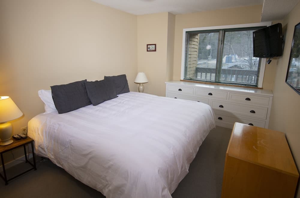 Mountain Lodge at Okemo, A Vail Resorts Property interior in Ludlow — gallery photo 2
