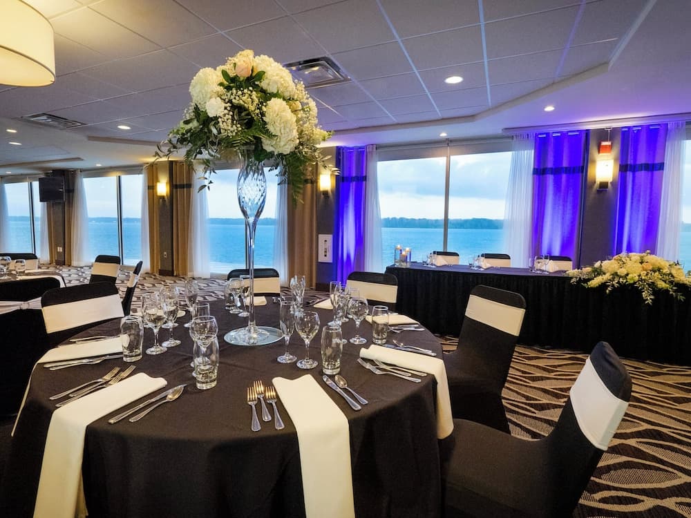 Crowne Plaza Niagara Falls NY Riverside by IHG interior in Niagara Falls, NY — gallery photo 2