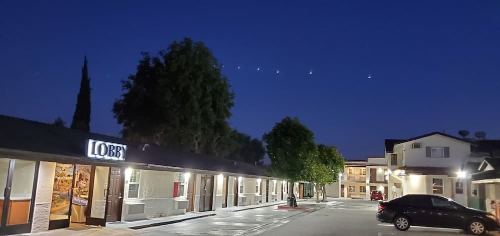 Le Blanc Inn & Suites gallery photo in El Monte, CA — image 9