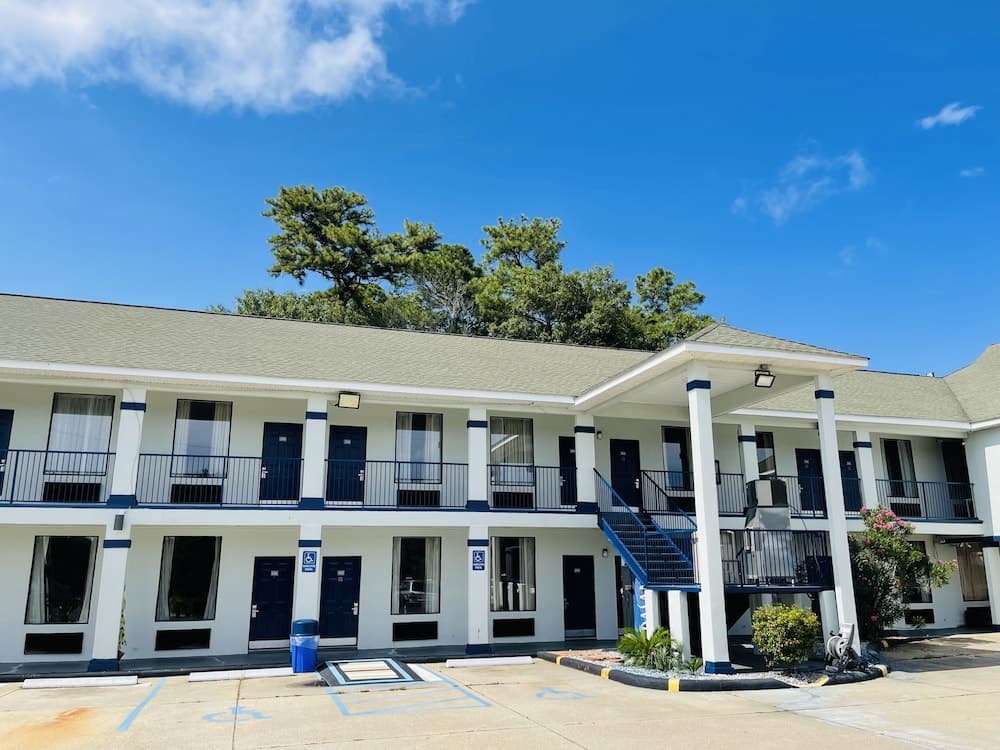 Magnolia Inn of Gautier featured exterior or lobby in Gautier, MS — similar hotel