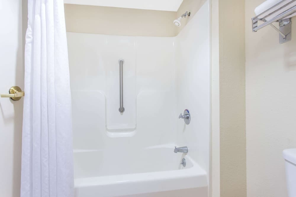Super 8 by Wyndham Spartanburg/I-26 Exit 22 property views in Spartanburg, SC — gallery photo 3