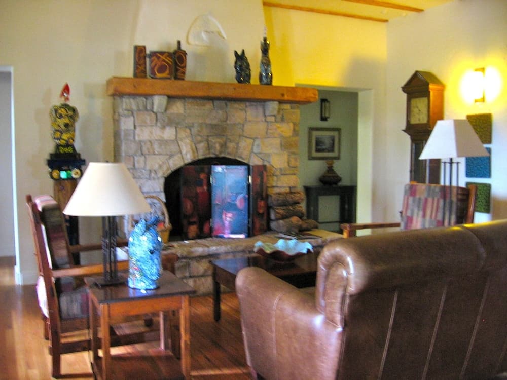 Bear Mountain Lodge interior in Silver City, NM — gallery photo 2
