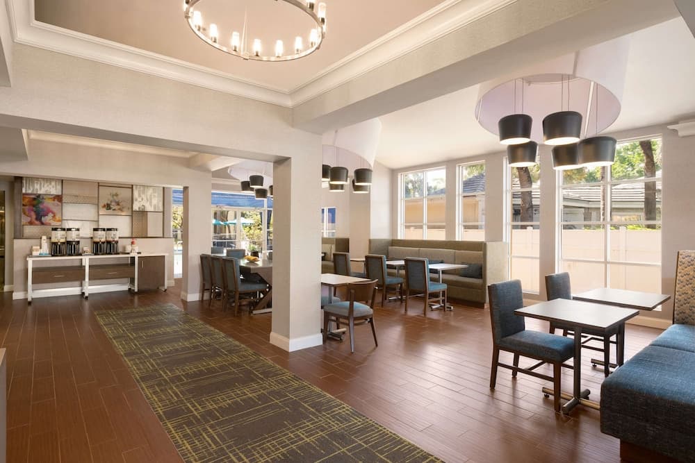 Hampton Inn & Suites Ft. Lauderdale Arpt/South Cruise Port interior in Hollywood, FL — gallery photo 2