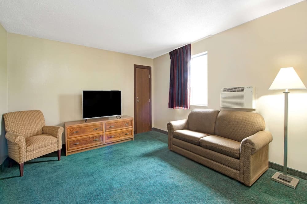 Super 8 by Wyndham Eureka/Six Flags Nearby interior in Eureka, MO — gallery photo 2
