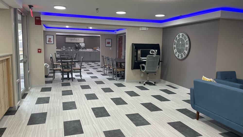 Econo Lodge Rockford Casino Area interior in Rockford, IL — gallery photo 2