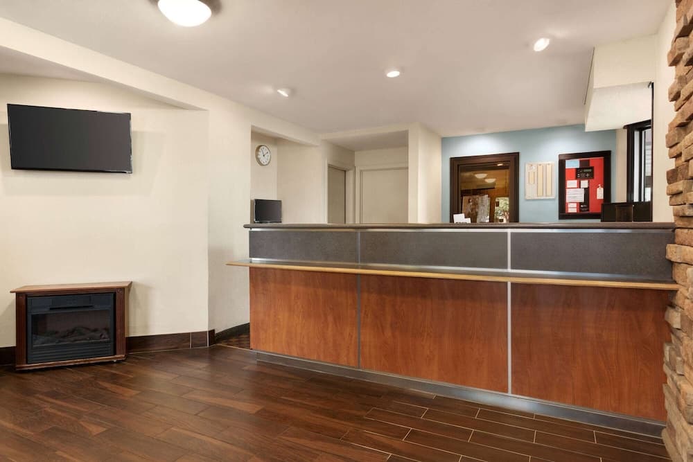 Super 8 by Wyndham Findlay interior in Findlay, OH — gallery photo 2