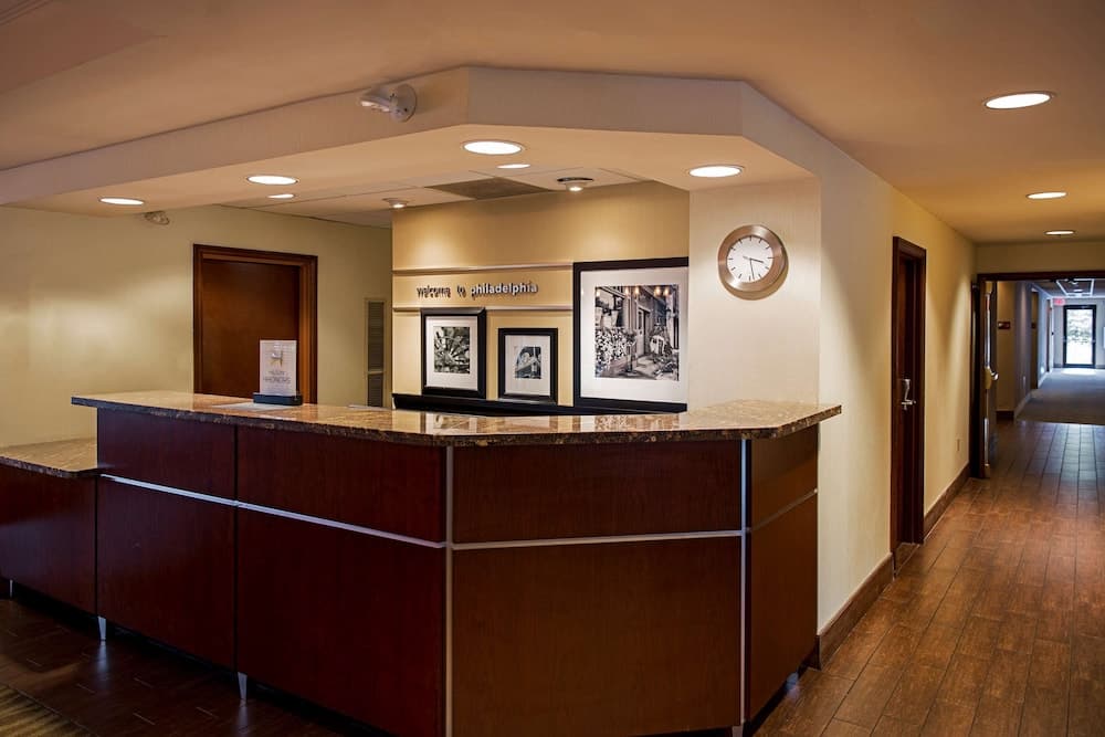 Hampton Inn Philadelphia-International Airport interior in Philadelphia, PA — gallery photo 2