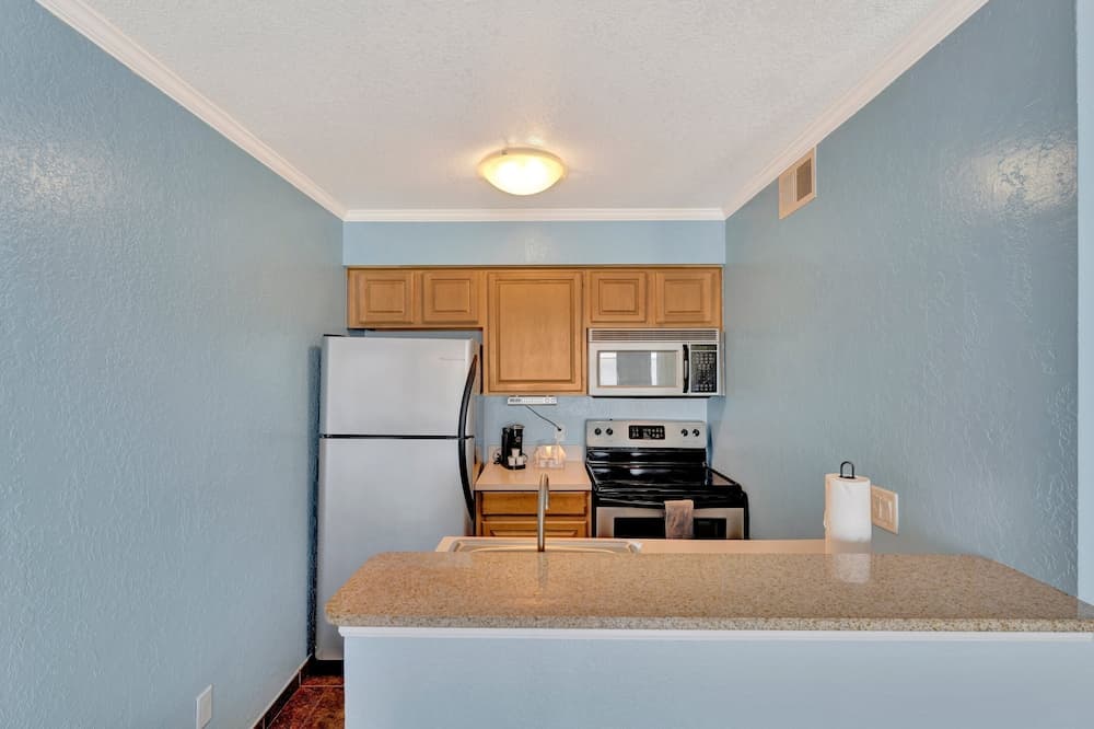 Seaside Luxury Oasis with balcony property views in Tampa, FL — gallery photo 3
