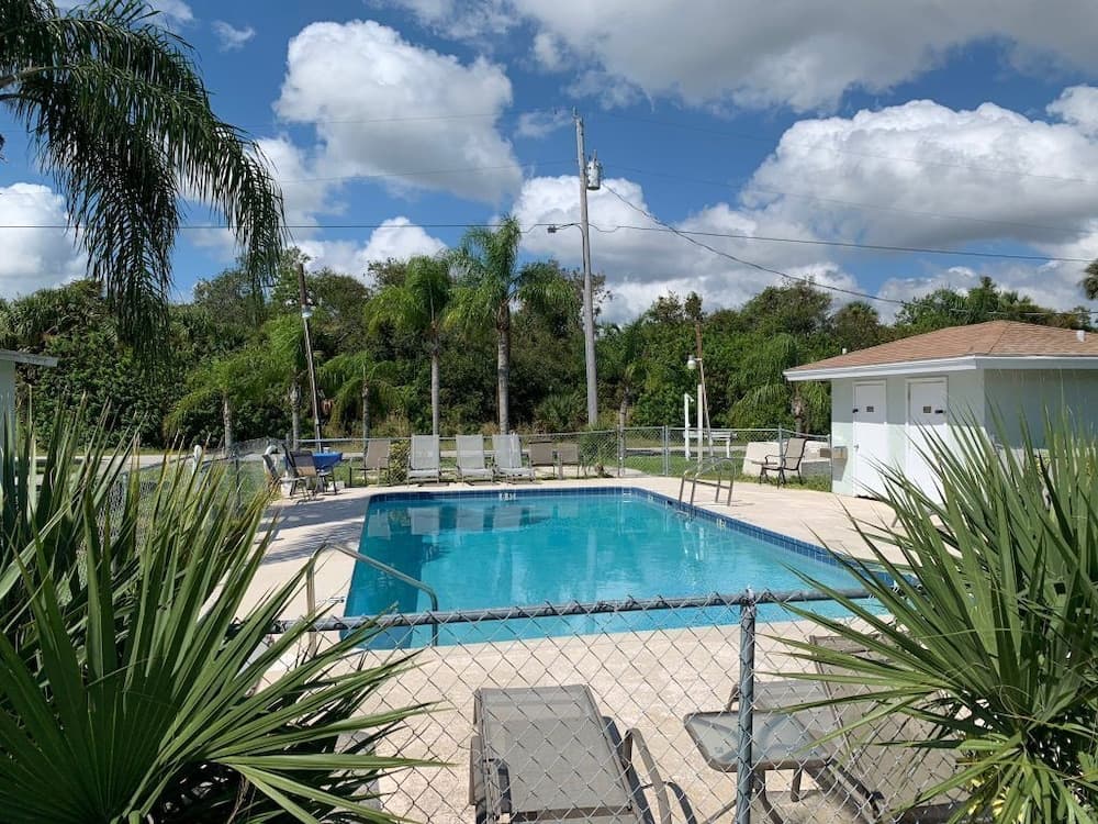 Sebastian Gardens Inn & Suites — hotel in Sebastian, Florida