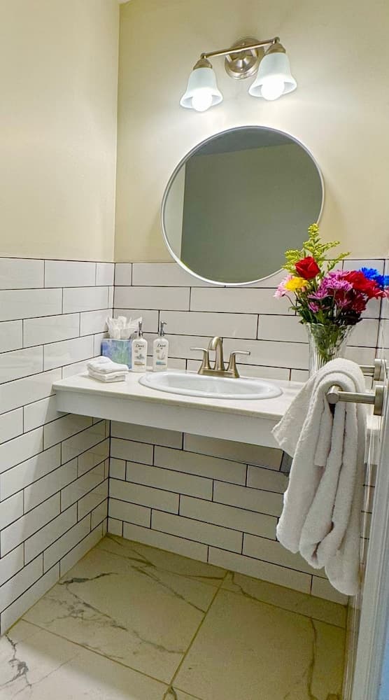 Nova Hotel JFK interior in Jamaica — gallery photo 2